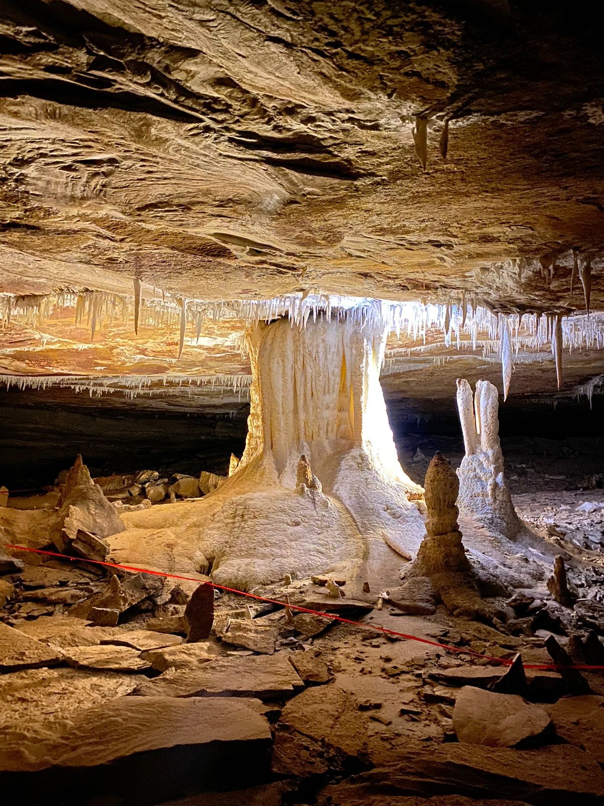 Salão principal da Caverna Torrinha